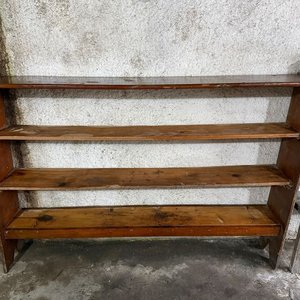 Lote siguiente: Estantería Antigua de Madera con Cuatro Niveles