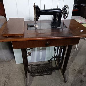 Lote siguiente: Máquina de Coser Antigua Daisy con Mueble y Pedal