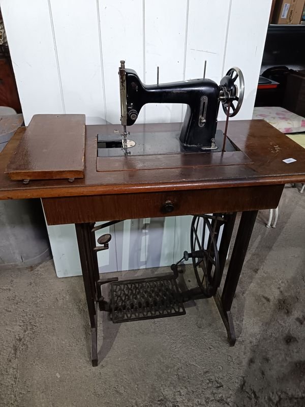 Máquina de Coser Antigua Daisy con Mueble y Pedal