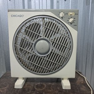 Lote siguiente: Ventilador Chicago Cuadrangular Blanco y Gris