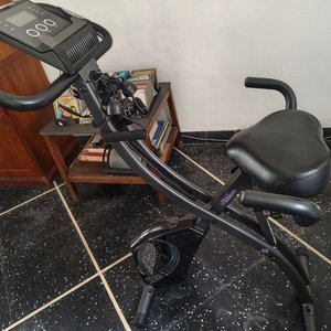 Bicicleta Fija Digital Negra para Ejercicio - imagen 2