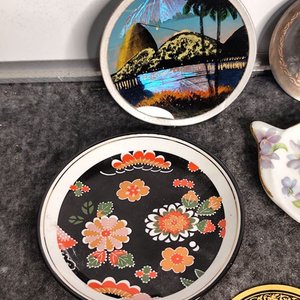 Set de 7 platillos decorativos de bronce y porcelana - imagen 9