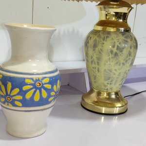 Lámpara de mesa dorada con pantalla y par de floreros de cerámica con diseño floral - imagen 3