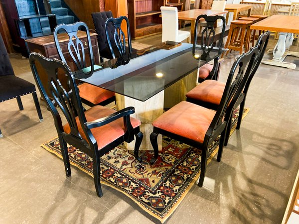 Juego de Comedor con Mesa de Vidrio y Sillas Tapizadas