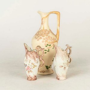 Lote siguiente: Lote de 3 Jarras de Cerámica con Detalles Florales
