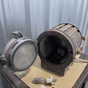 Foco Proyector Industrial Antiguo con Lente Acanalado - imagen 2