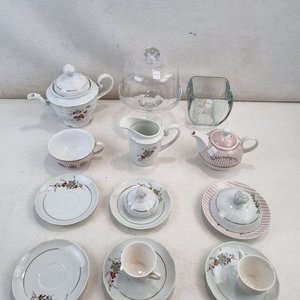 Lote siguiente: L 385 - Varias Piezas - Importante surtido de vajilla y adornos en ceramica y vidrio para complementar su mesa y decoracion, con detalles florales