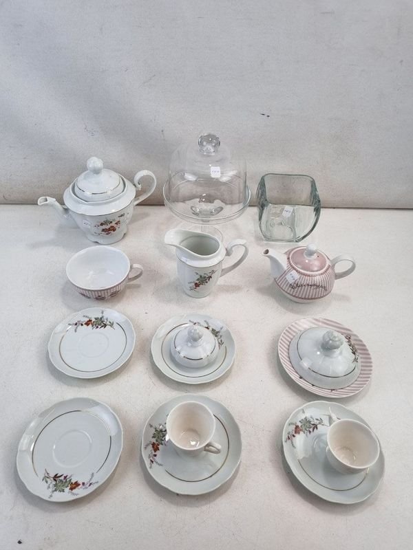 L 385 - Varias Piezas - Importante surtido de vajilla y adornos en ceramica y vidrio para complementar su mesa y decoracion, con detalles florales