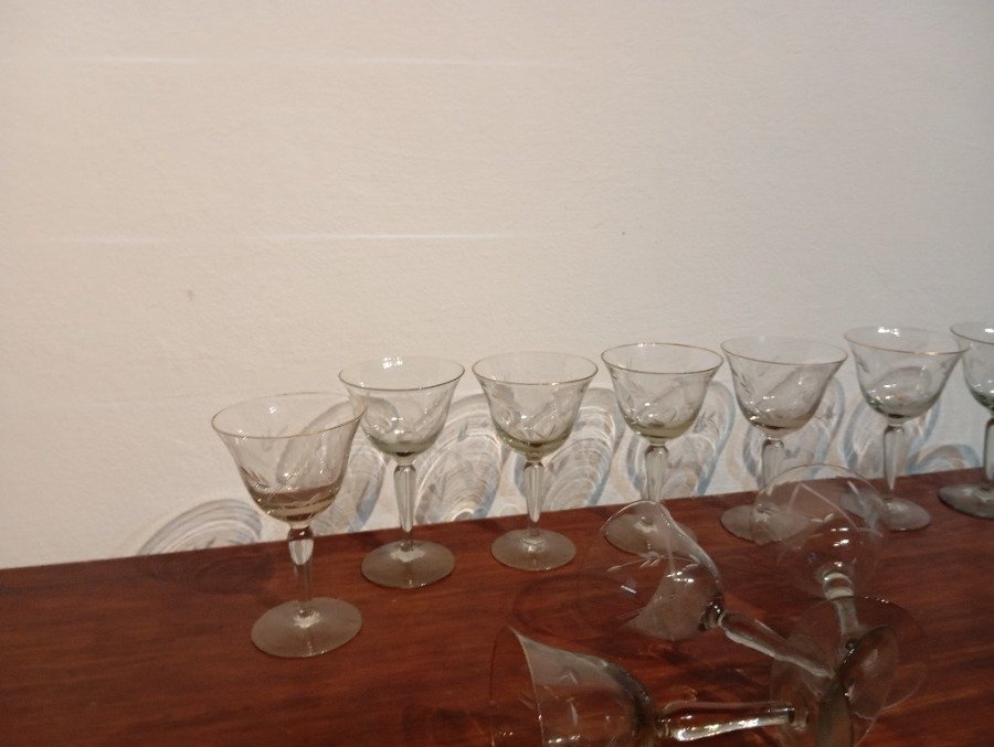 Colección de copas de vino claras con detalles decorativos - imagen 5