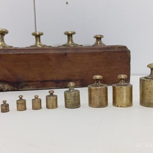 Antiguo Cepo de Madera con 12 Pesas de Bronce - imagen 7