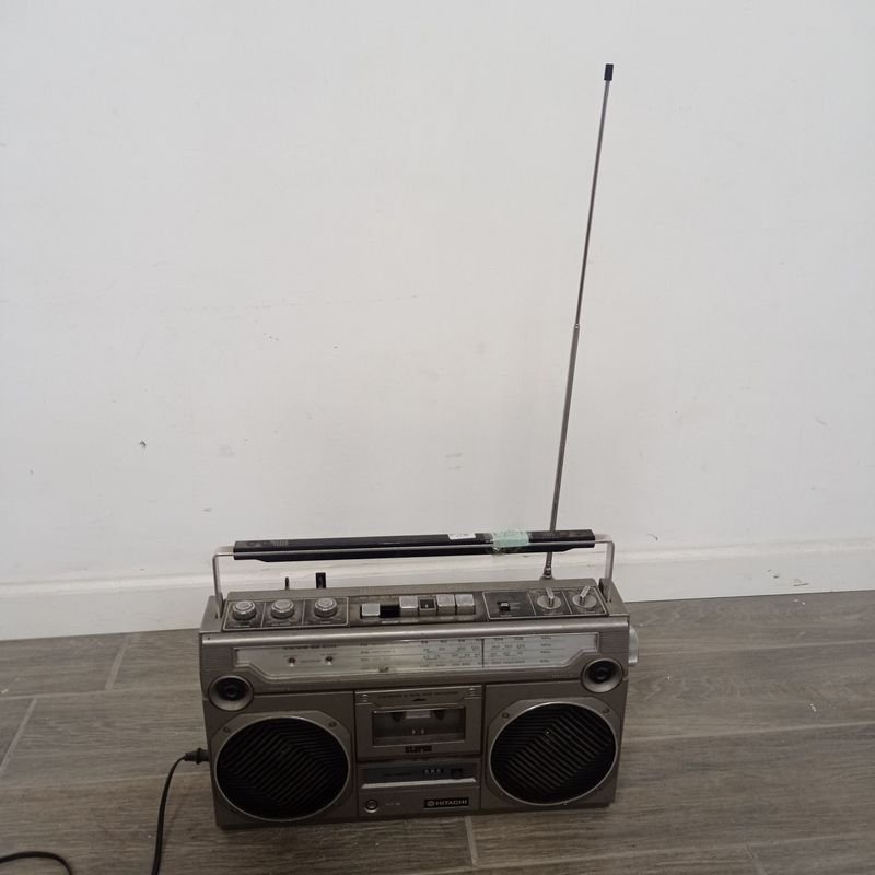 Radio grabador marca Hitachi con faltante de 2 botones del pasa cassette - imagen 2