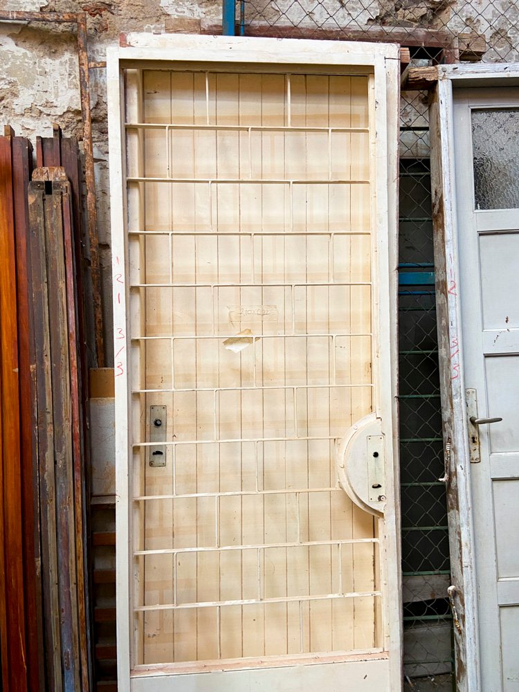 Puerta de madera antigua con reja - imagen 2