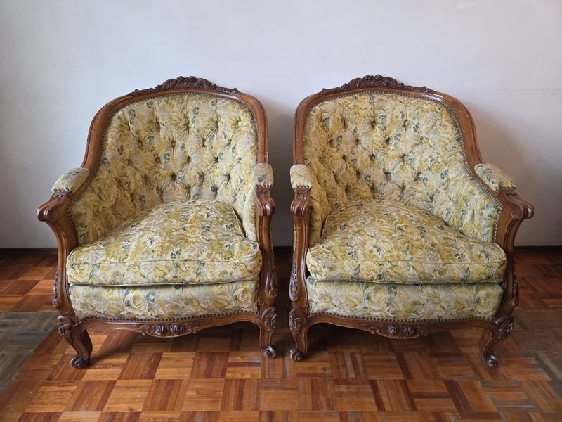 Lote anterior: Sillones Luis XV con respaldo capitoneado y estructura en madera esculturada