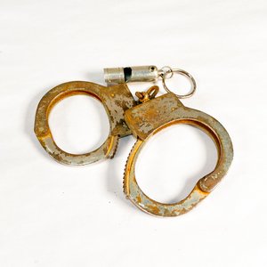 Lote anterior: Antiguas Esposas de Metal con Pito Policial Vintage