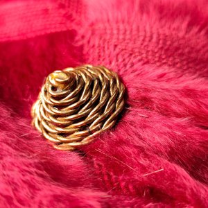 Boina Vintage "Liliana" Roja de Tela Afelpada con Aplique Metálico - imagen 6