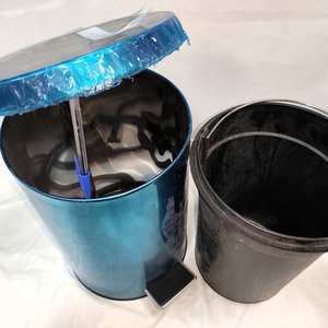 Papelera de Acero Inoxidable Azul con Tapa Batiente y Cubo Interior, 12 Litros - imagen 3