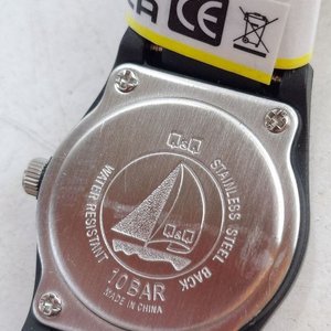 Reloj de Pulsera Q&Q Negro con Dial Oscuro y Resistencia al Agua - imagen 3