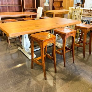 Mesa Alta de Madera con Banquetas Estilo Rústico - imagen 2