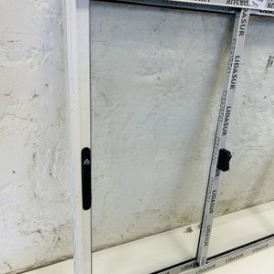 Lote #026 – Ventana de aluminio dos hojas corredizas – 100x100cm - imagen 4