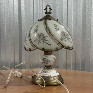 Lámpara de Mesa Clásica Vintage con Vidrio Esmerilado y Diseño de Rosas - imagen 1