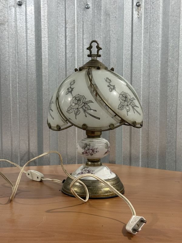Lámpara de Mesa Clásica Vintage con Vidrio Esmerilado y Diseño de Rosas