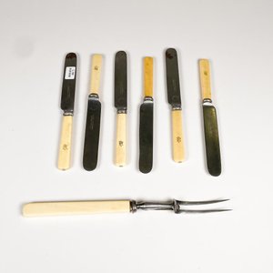 Lote siguiente: Juego de 7 Piezas: Cuchillos con Hojas de Acero y Tenedor Trincheta Elkington