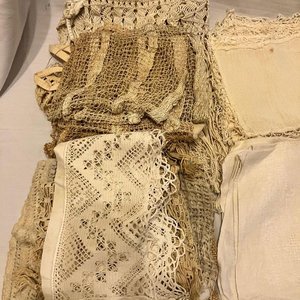 Lote de Textiles Vintage: Tapetes, Servilletas y Paños Decorativos - imagen 4
