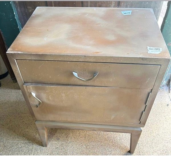 Lote siguiente: Mesa de luz de madera con dos cajones y manijas de metal