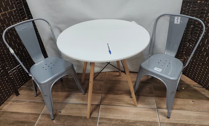 Juego Desayunador Eames y Sillas Tolix Alto - imagen 3