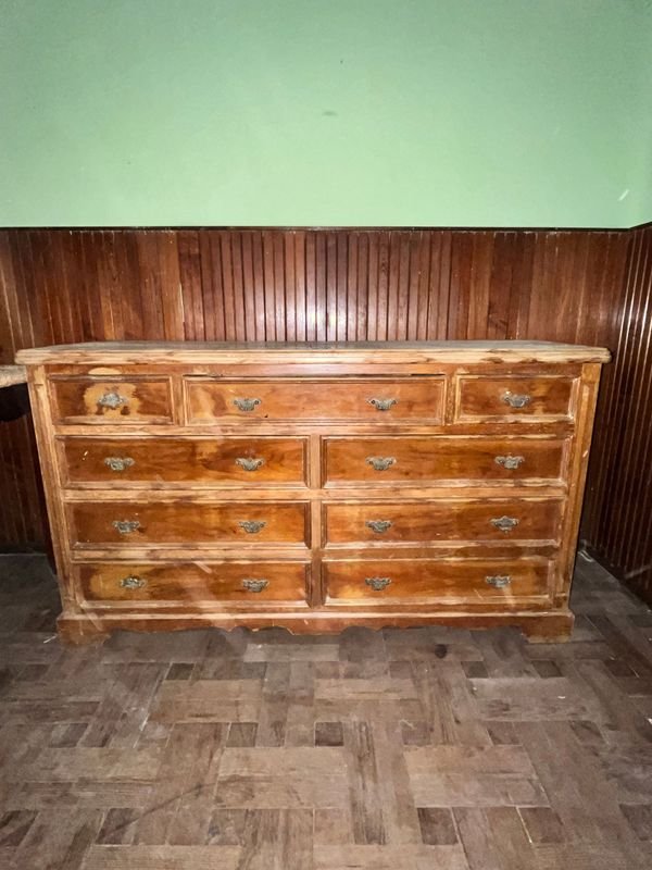 Cómoda Antigua de Madera con 9 Cajones