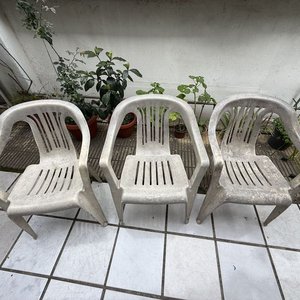 Lote de 3 Sillas Plásticas Blancas para Exterior - imagen 2