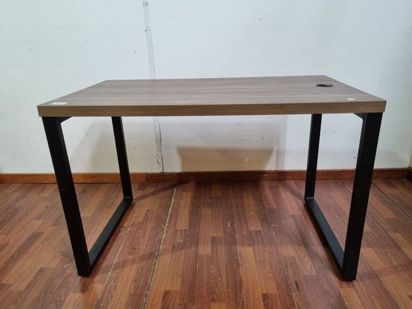 Escritorio Tono Madera con Patas Negras y Pasacables