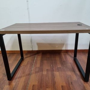 Lote siguiente: Escritorio Tono Madera con Patas Negras y Pasacables