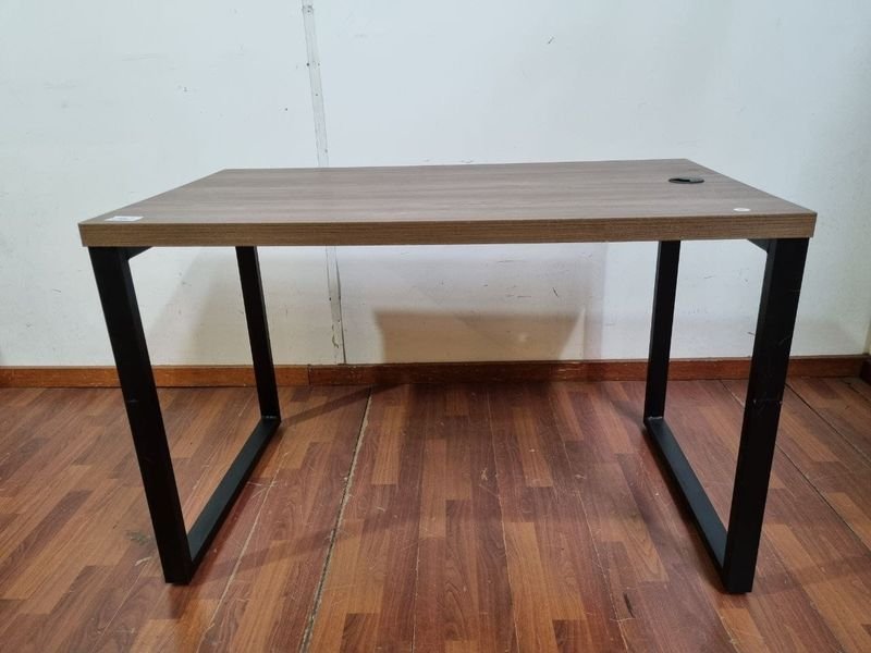 Escritorio Tono Madera con Patas Negras y Pasacables