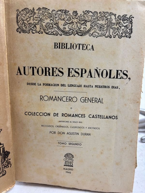 Libros antiguos de autores españoles con esculturas en mano y dedo - imagen 7
