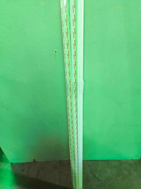 Puerta metálica con cadena de seguridad - imagen 3