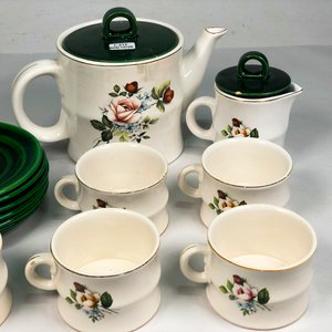 Juego de Porcelana Blanca con Flores y Verde: Tetera, Lechera, Azucarero, Tazas y Platitos - imagen 4