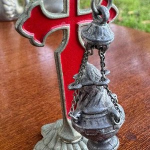 3 jarrones de adorno soliflore en peltre con un estilo Art deco y una cruz con un botafumeiro representativo de la catedral de Santiago de Compostela. - imagen 3