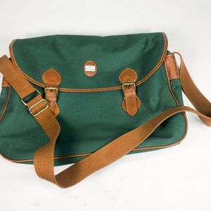 Lote siguiente: Bolso Morral Polo Verde en Tela y Cuerina con Detalles de Cuero