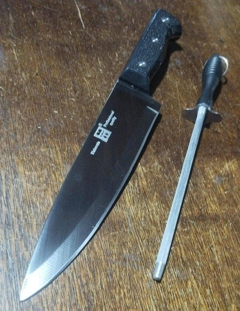 Lote siguiente: Cuchilla de hoja afilada con mango de madera