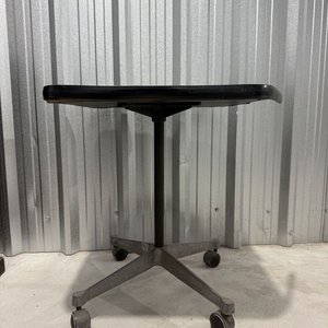Mesa Auxiliar Cuadrangular con Ruedas y Tapa Blanca - imagen 2