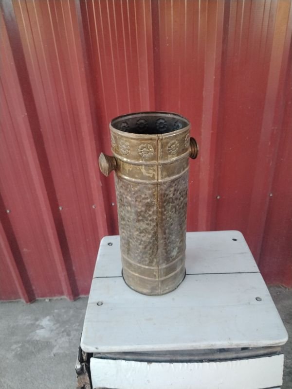 Vaso de bronce con diseño ornamentado - imagen 1