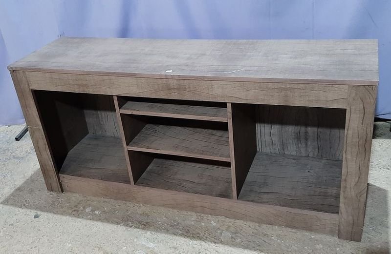 Lote siguiente: Rack de MDF con estantes y cajón
