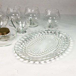 Lote de Cristalería y Vajilla de Vidrio: Copas, Plato Ovalado, Vinagrera, Aceitera y Compoteras - imagen 4