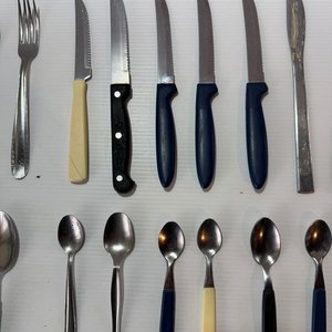 Lote de Cubiertos Metálicos y Cubierteros de Plástico - imagen 4