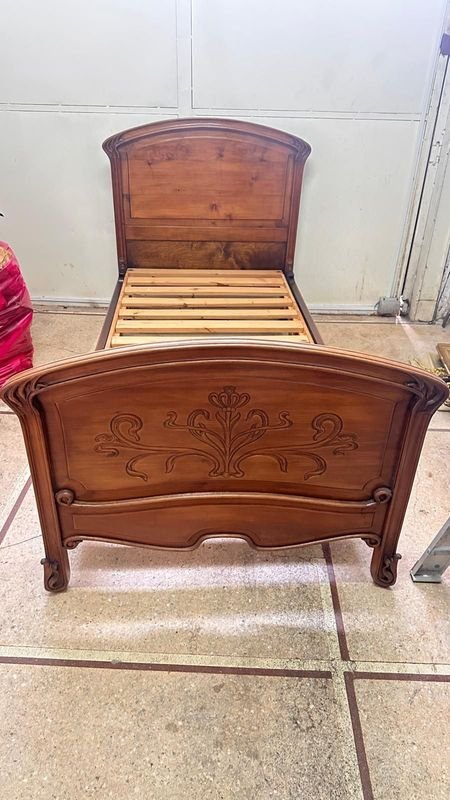 Cama antigua de madera con detalles - imagen 6