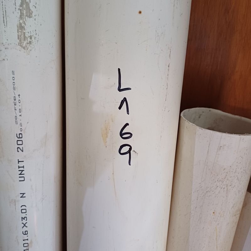 Seis tramos de caños en PVC usados para la construcción - imagen 3