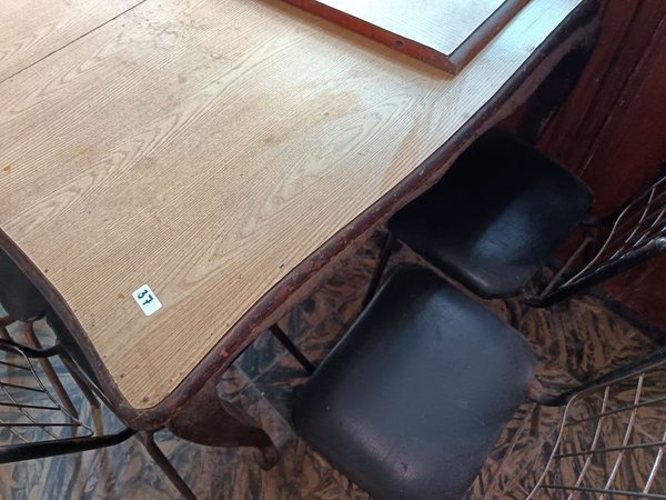 Mesa antigua con 6 sillas de hierro (no son juego) - imagen 4