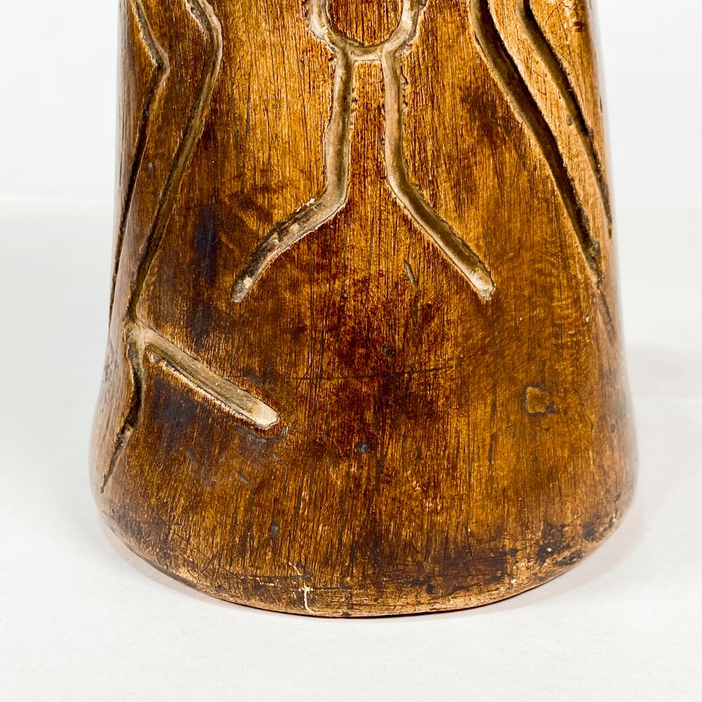 Jarra artesanal marrón con tallado - imagen 4