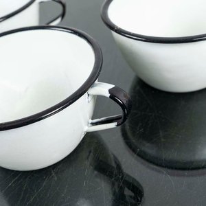 Set de 3 Tazas Esmaltadas Blancas con Borde Negro - imagen 2